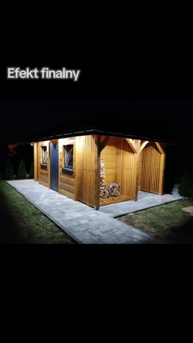 Drewniany domek ogrodowy nocą